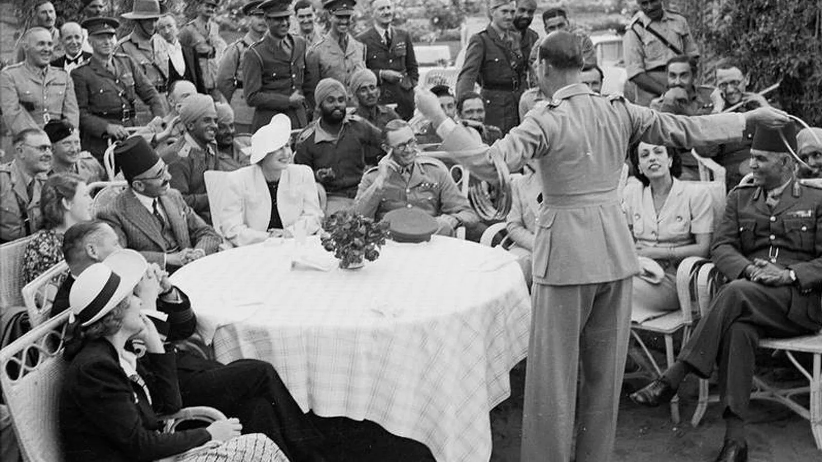 Маскелайн развлекает офицеров в Каире, 19 апреля 1942 года