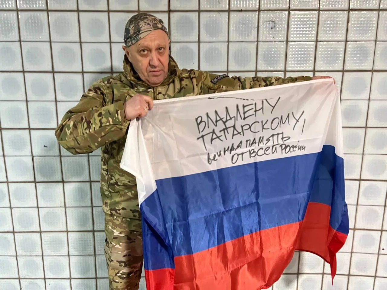 Флаг России, который бойцы ЧВК «Вагнер» установили над зданием горадниминстрации в Артемовске