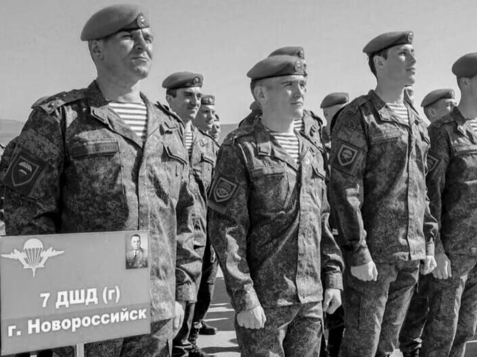 «Они ходили и переворачивали трупы, шарили по карманам»: мать офицера рассказала о страшной гибели сына на СВО