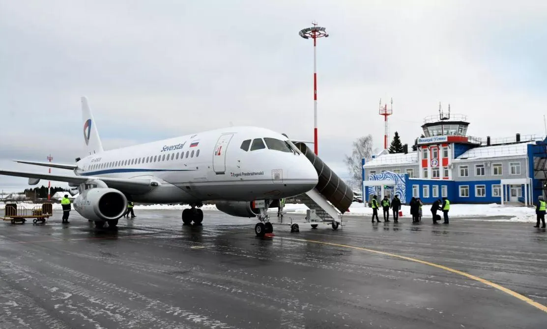 Пассажирский самолет Sukhoi Superjet 100 после прибытия в Великий Устюг из аэропорта Череповца