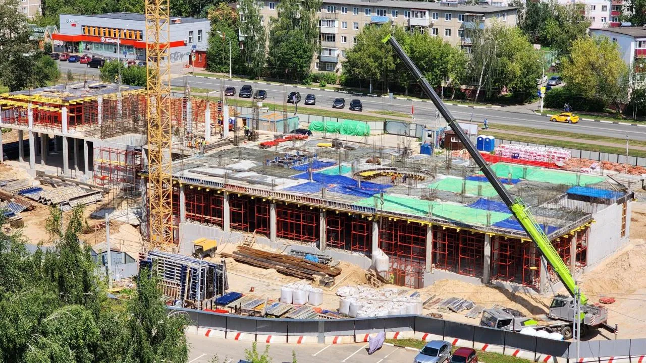 Почти шестьдесят рабочих продолжают строить детскую поликлинику в подмосковном Чехове