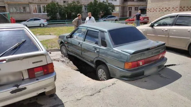 В Уфе под асфальт провалилась машина