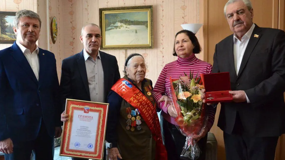 Зампредседателя Мособолдумы Олег Рожнов (крайний слева), глава города Владимир Пирогов (второй слева), ветеран ВОв Надежда Сабитова (в центре), председатель Совета депутатов Александр Мостковой (крайний справа). Фото: администрация Краснознаменска