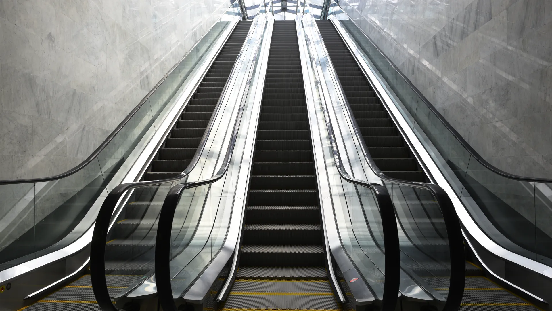 «Разрезало ногу до сухожилий в ТЦ»: в Крыму 10-летняя девочка получила травму на эскалаторе