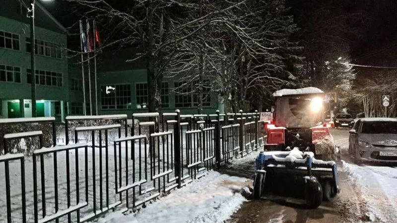 Дорожники Истры наводят порядок после прошедшего снегопада