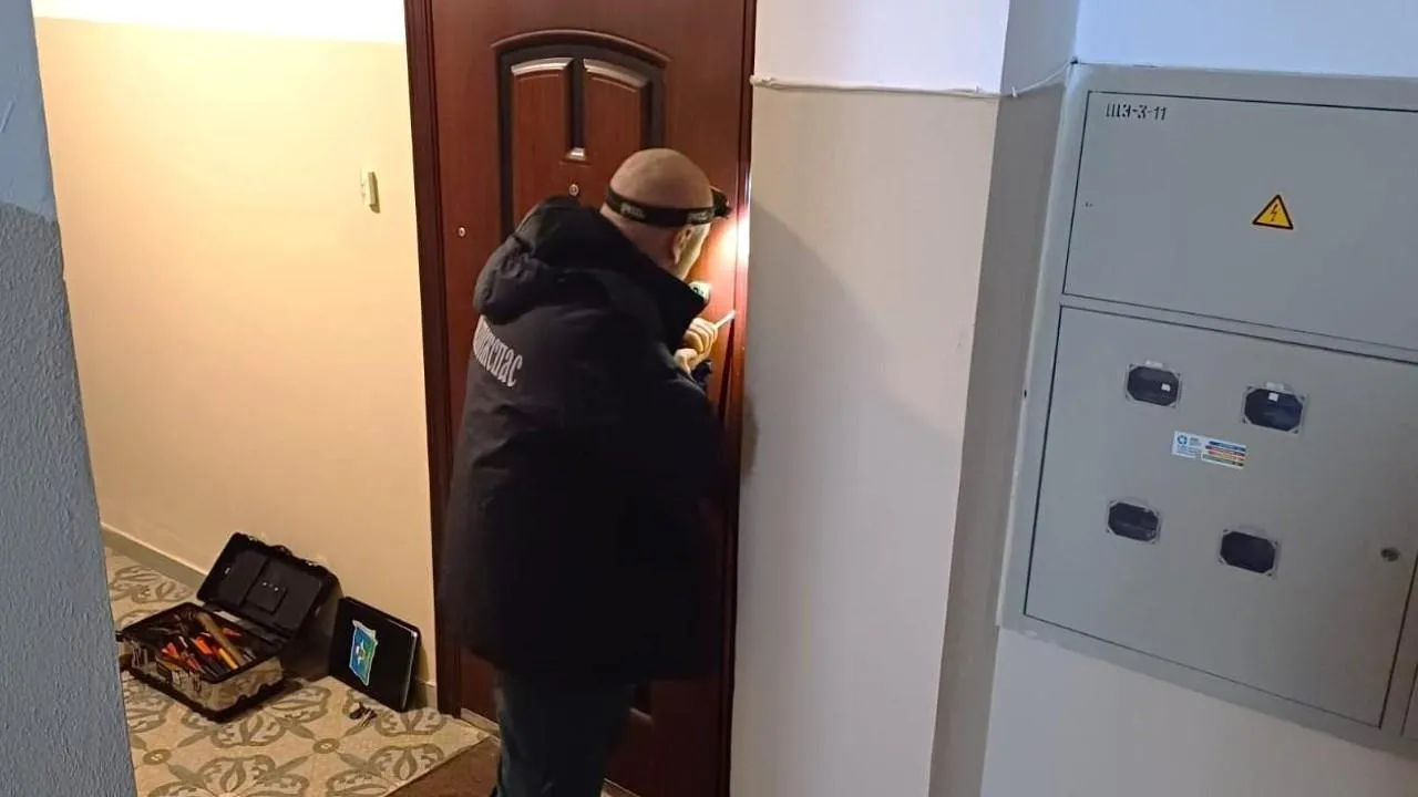 Спасатели в Подмосковье вскрыли дверь квартиры с обездвиженной пенсионеркой внутри