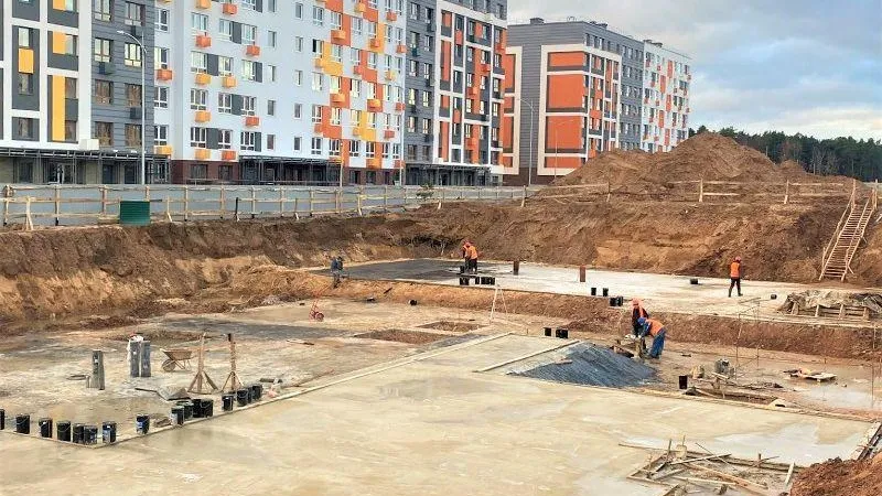 Фундаментную плиту детского сада устанавливают в Красногорске