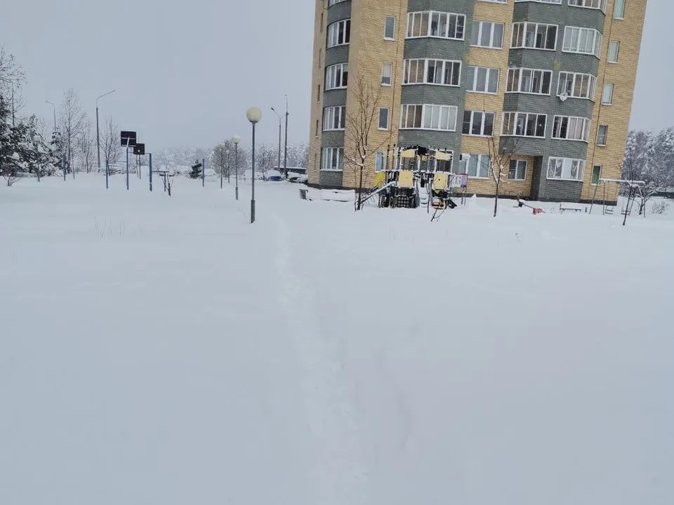 Сугробы на пешеходной тропе в Черноголовке. Фото: t.me/chernogolovka_live