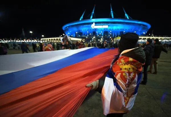 Футбольные болельщики принесли гигантский сербско-российский флаг к стадиону в Санкт-Петербурге