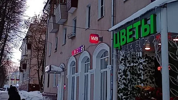 Медиа: Елена Григорьева / Лопаты – деревянные или пластиковые, обувь – нескользкая, страховка – надежная: вот лишь часть обязательных требований к очистке кровель домов от снега и сосулек