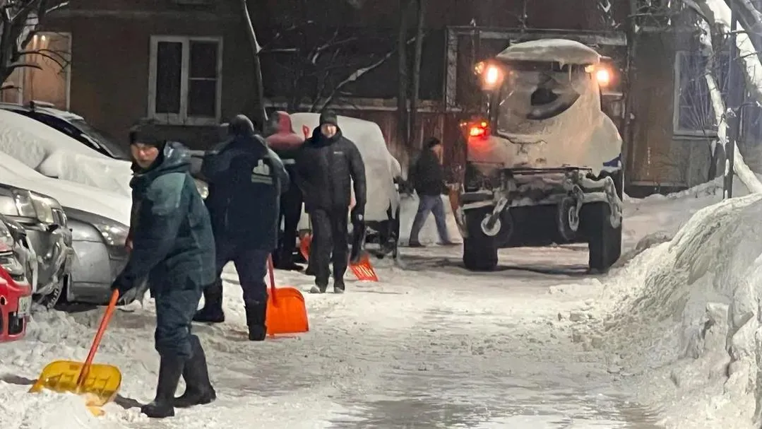 Не сдавая позиций: коммунальщики Балашихи круглосуточно ведут борьбу со снежной стихией