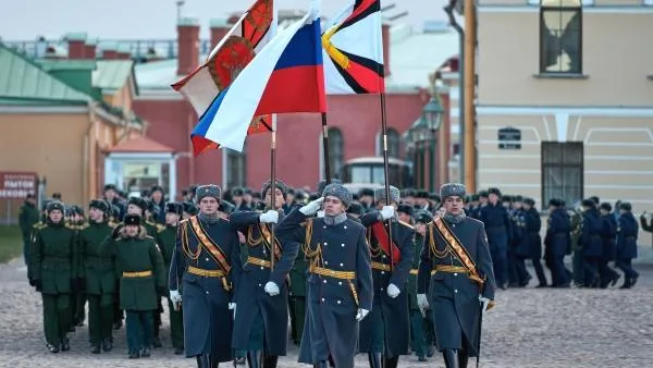 Знаменная группа Михайловской военной артиллерийской академии на торжественном мероприятии по случаю празднования Дня ракетных войск и артиллерии в Санкт-Петербурге