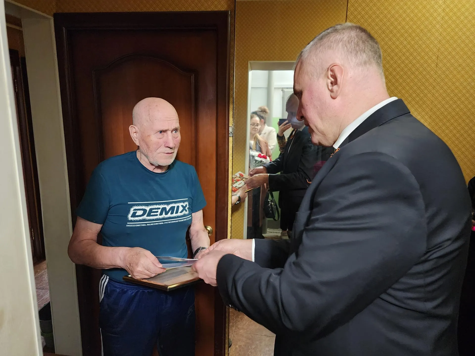 Глава Фрязина Дмитрий Воробьев поздравляет ветерана Владимира Константиновича Платухина Фото: REGIONS/Наталья Дорошева