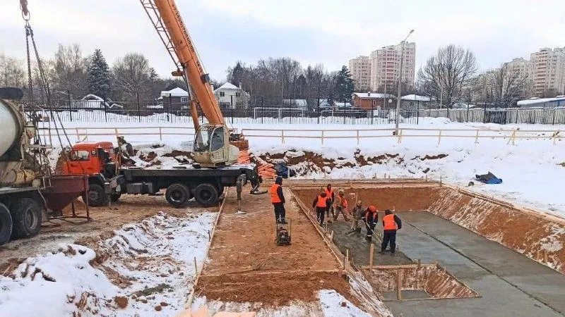 Строители приступили к заливке фундамента пристройки к школе №15 в Красногорске