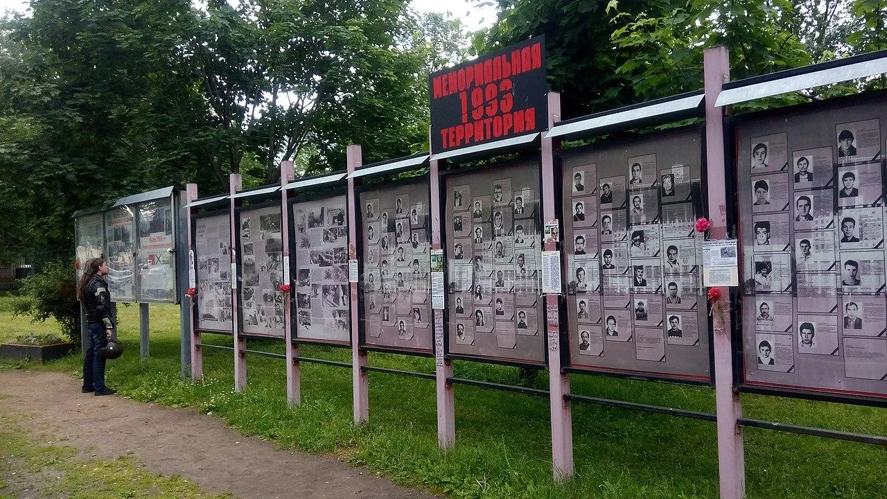 Памятная доска, посвященная событиям 1993 года