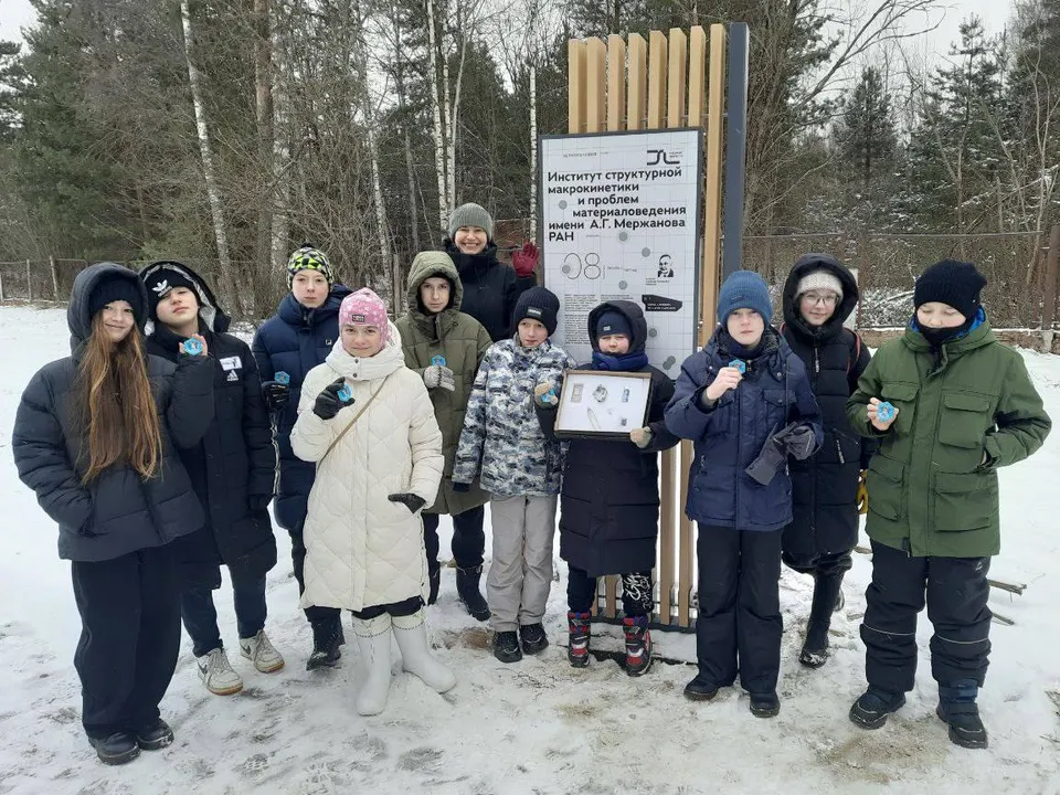Участники квеста по научной тропе с гидом Еленой Мартьяновой. Фото: Экскурсионный клуб «Ходим-бродим по Черноголовке»