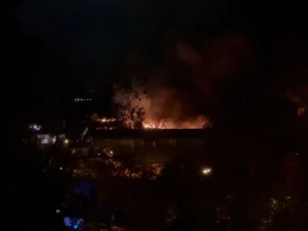 На востоке Москвы сильный пожар, горят склады