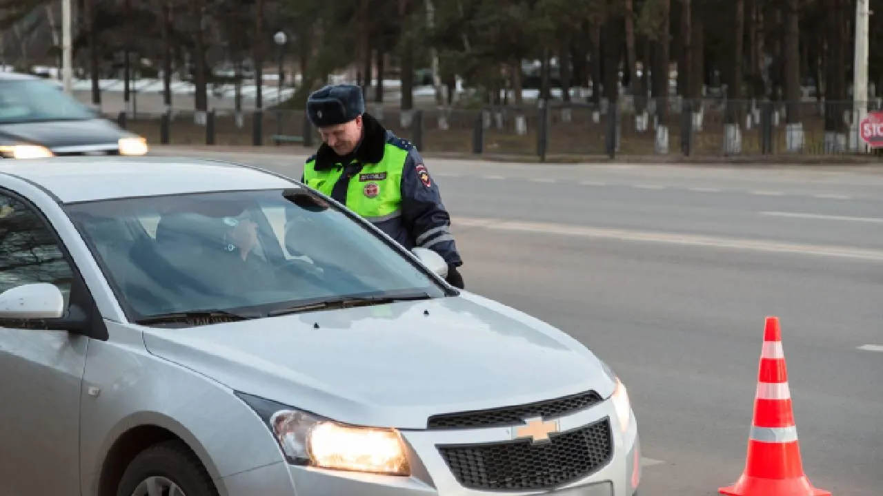 В Кузбассе водитель разбил лицо девушке из-за конфликта на дороге и покинул место происшествия