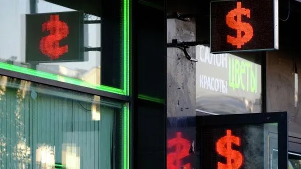 Доллар продолжает падать на открытии торгов Московской биржи