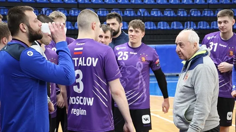 Сотрудники «Чеховских медведей» согласились на добровольное снижение зарплаты на 20%