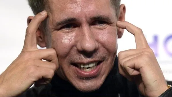Актера Панина наказали за курение на борту самолета