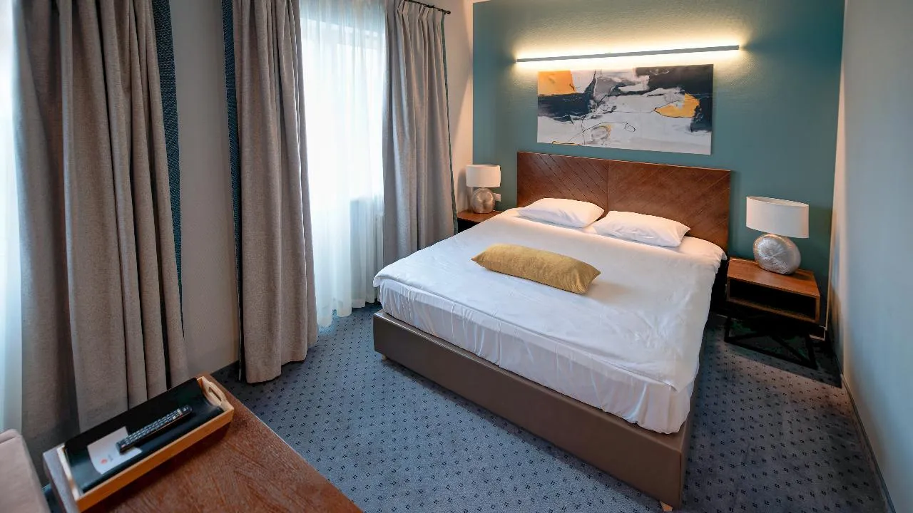 Максим Решетников рассказал о тестировании сервиса заселения в отели через мессенджер MAX