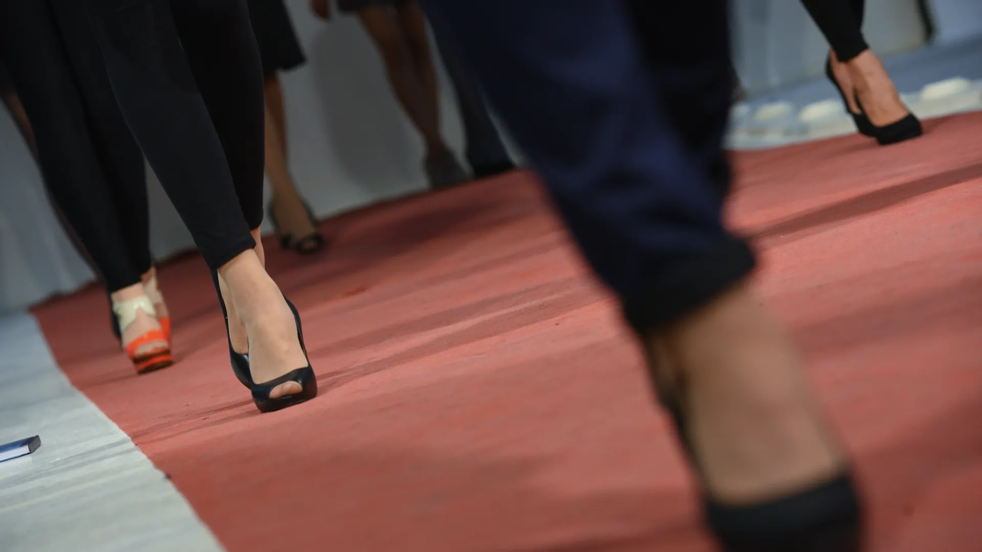 Весна начинается с моды: что предлагают российские дизайнеры в новом сезоне — разбор эксперта