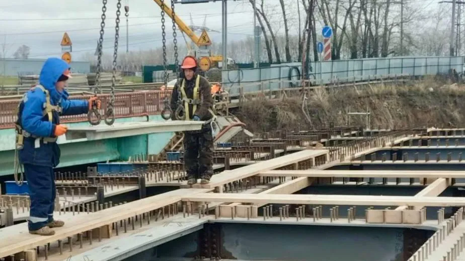 Рабочие приступили к устройству плиты проезжей части путепровода через А-105 в Ленинском округе
