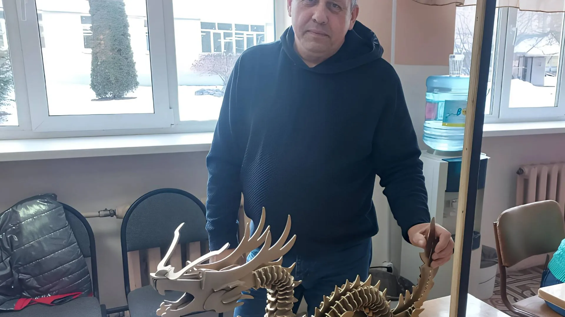 Фото: Елена Шумакова (на фото мастер производственного обучениям Олег Жлукта и его дракон)