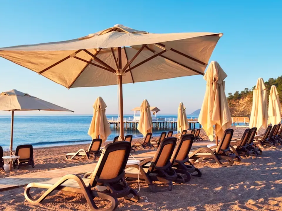 «Достаточно самонадеянно»: россиянам посоветовали не ждать скидок на морской отдых