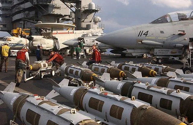 Боеприпас JDAM готовят к загрузке на истребитель F-14B Tomcat, 2003 год, США