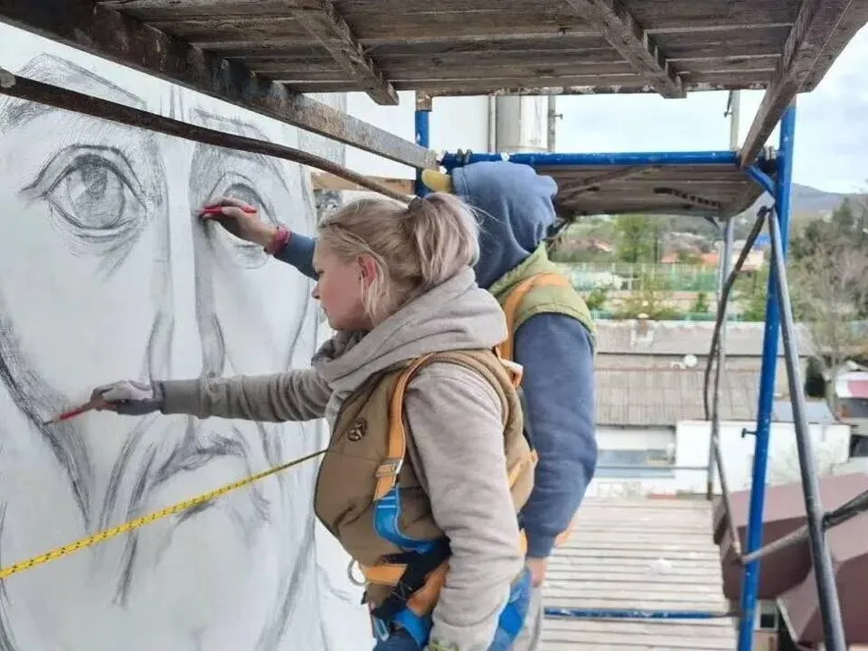 Дом под защитой ученика Христа: благословенный Патриархом мурал рисуют, несмотря на атаки ВСУ