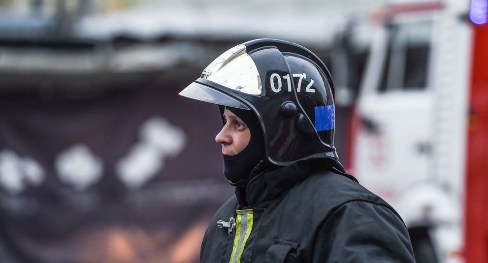 МЧС: более 40 пожарных тушат крупное возгорание на Автозаводской улице