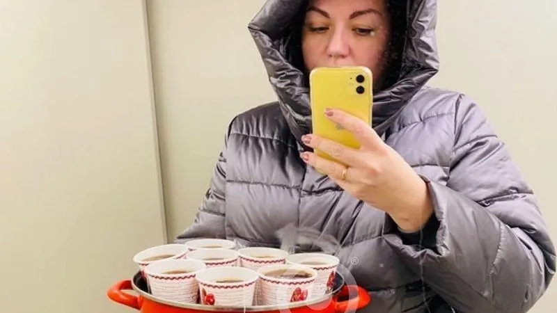 Жительница Одинцова напоила горячим чаем коммунальщиков, чей трактор сломался