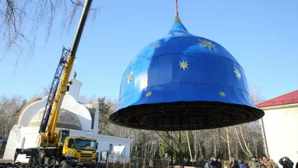Купол и крест вознесли на строящийся храм в Люберцах