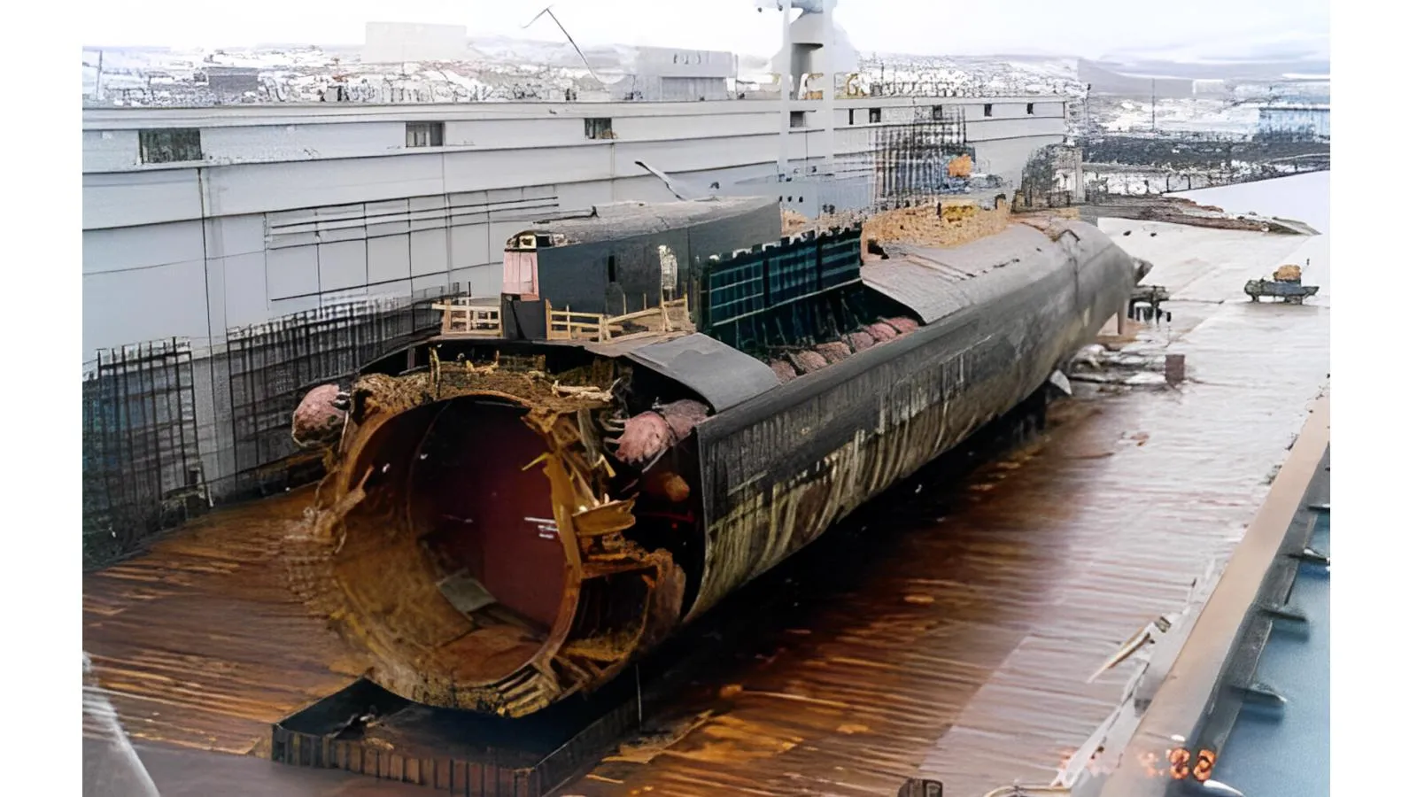 Останки российской подводной лодки «Курск» в плавучем доке