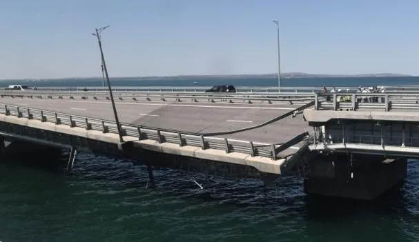 Поврежденная часть Крымского моста