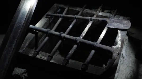 Спасатели вытащили мужчину, провалившегося в колодец в Можайском районе