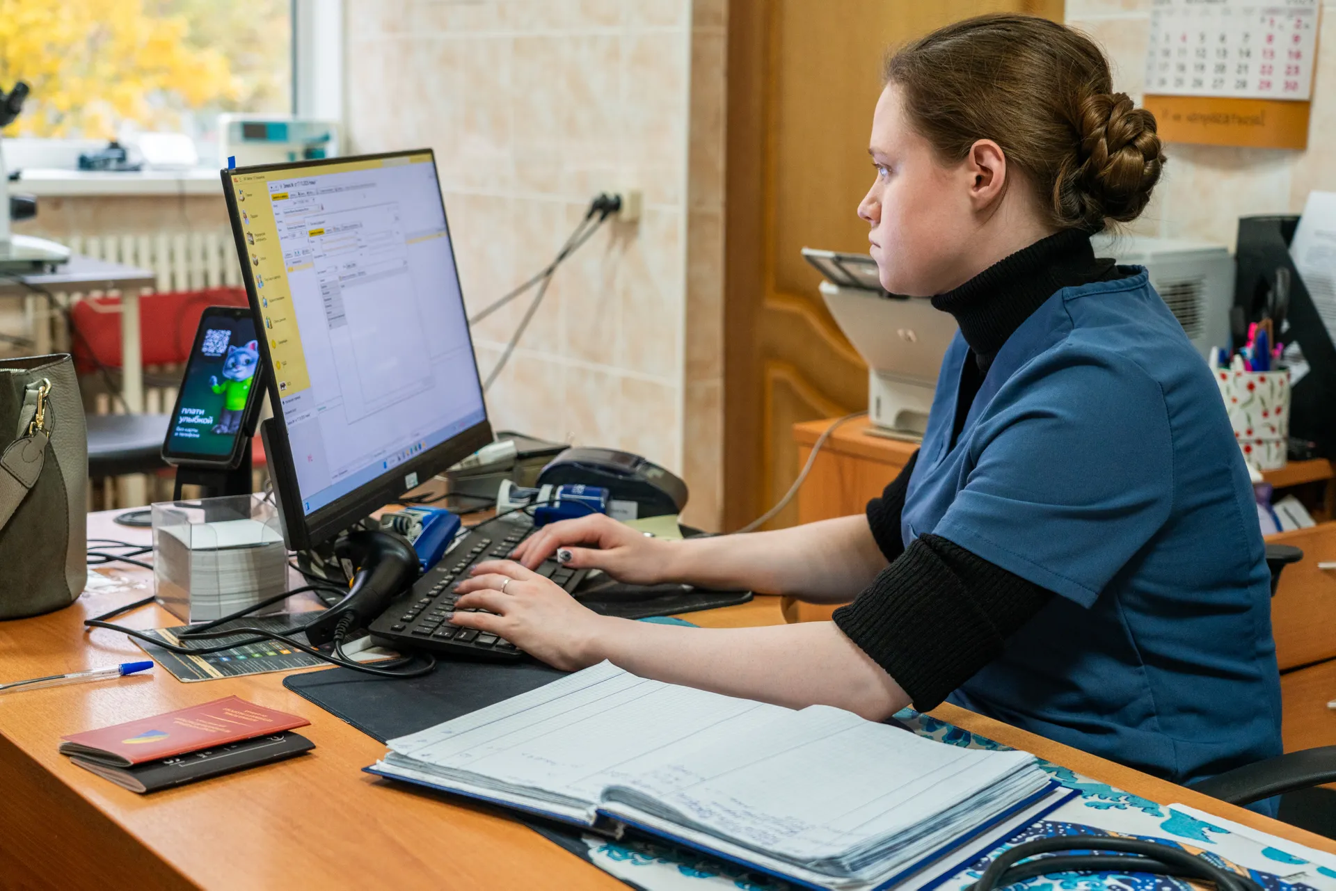 Ветеринарный врач вносит данные о животном в компьютер на Истринской ветеринарной станции