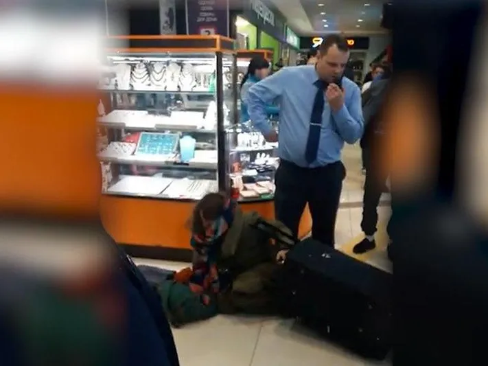 Охранник супермаркета подрался с покупательницей из-за большого чемодана в Люберцах