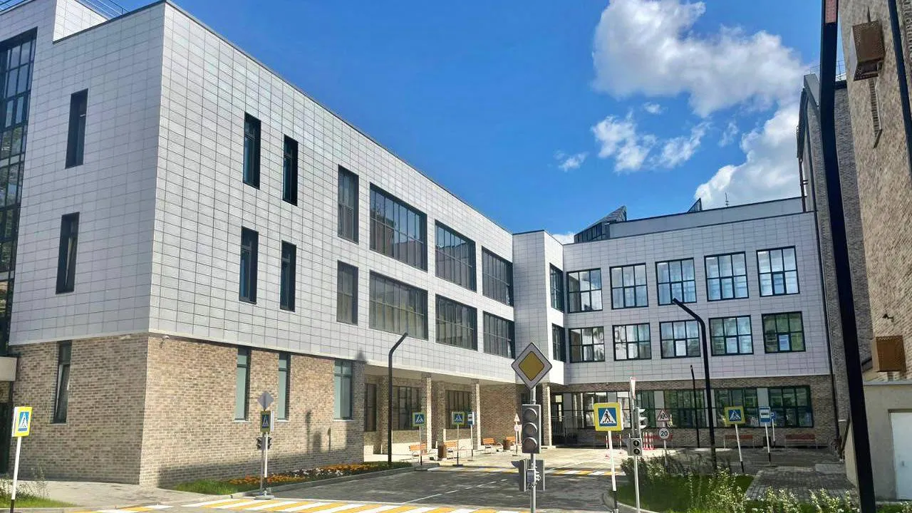 Новый корпус одной из школ в подмосковных Мытищах уже готов принять учеников