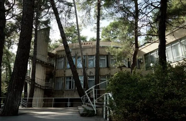 Кафе «Парус» у городского пляжа города Пицунда на берегу Черного моря в Абхазии