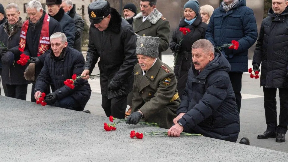 К Вечному огню возложили цветы. Фото: пресс-служба администрации г.о. Реутов