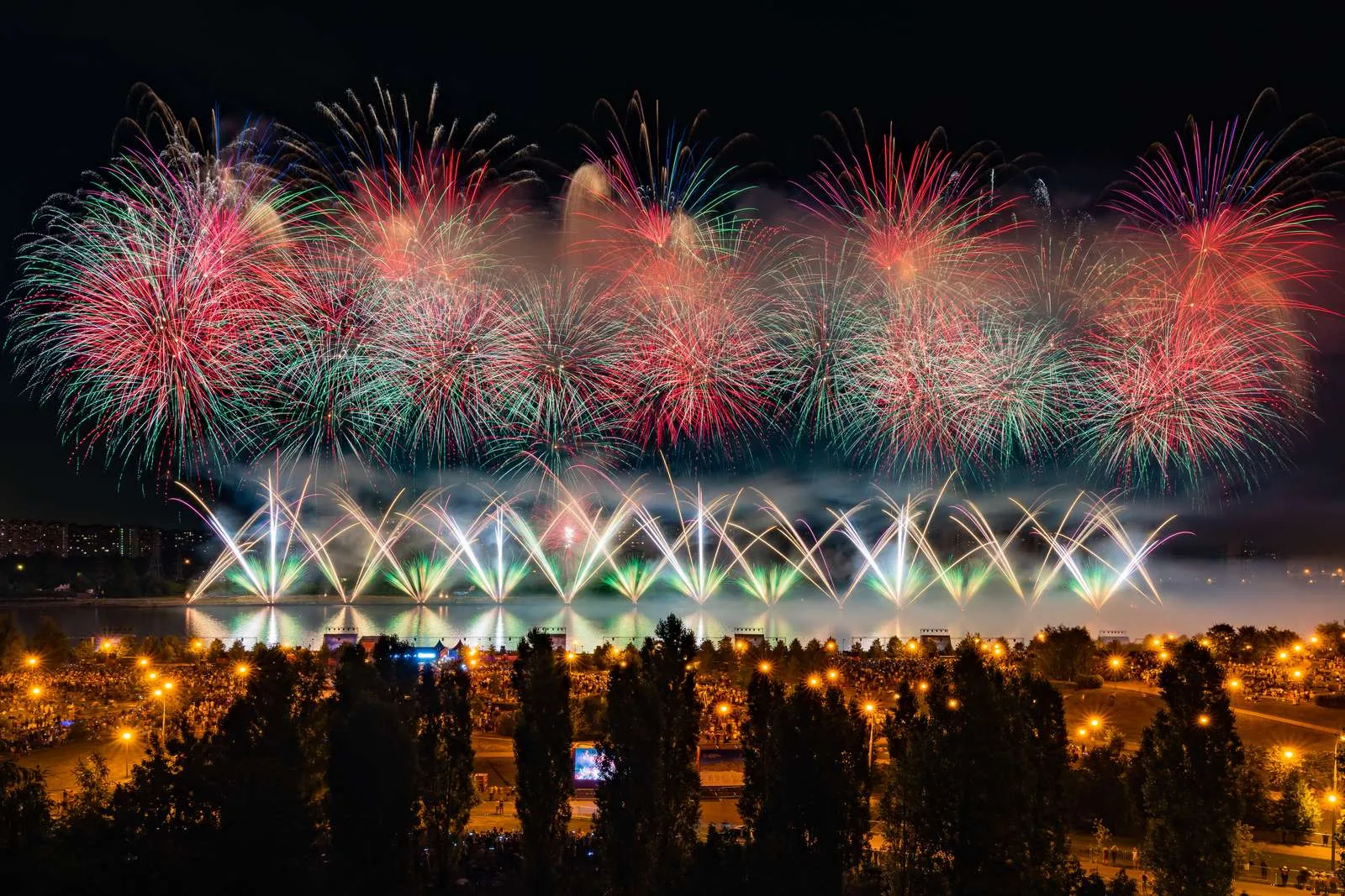 Братеевский парк фестиваль фейерверков. Международный фестиваль фейерверков. Братеевский парк фестиваль фейерверков. Фестиваль в братеевском парке международный. Салют в москве.