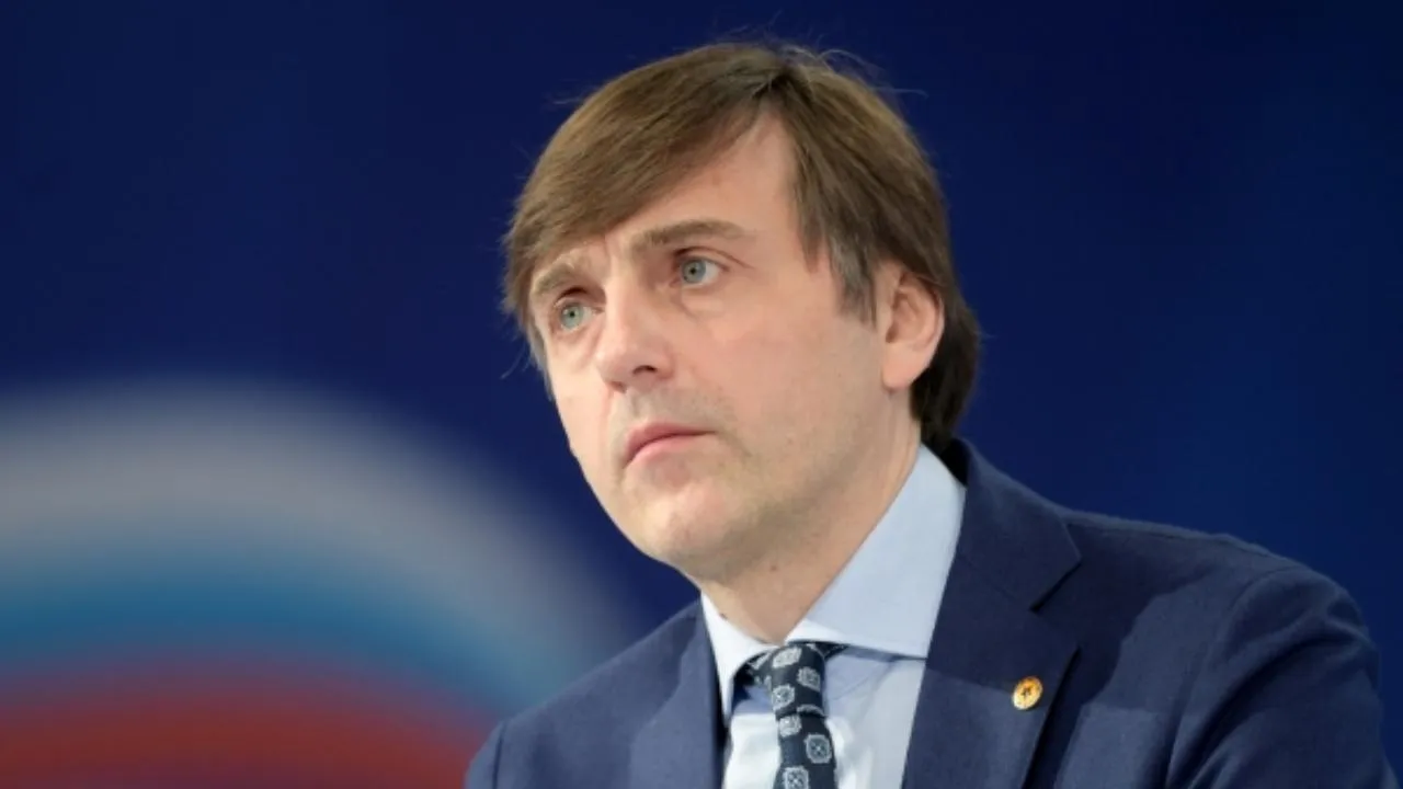 Кравцов: со следующего учебного года в российские школы вернут серебряные медали за успеваемость