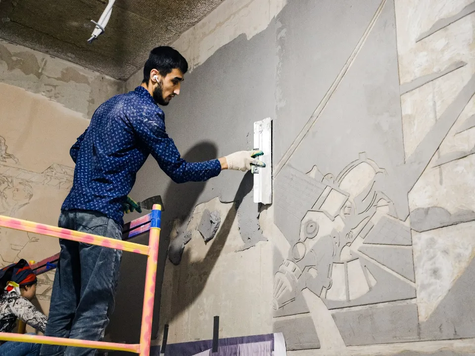 Специалисты приступили к росписи стен