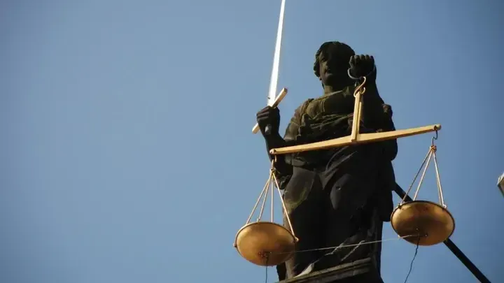 Плюнувшего в российское посольство в Швейцарии оштрафовали на 6900 франков