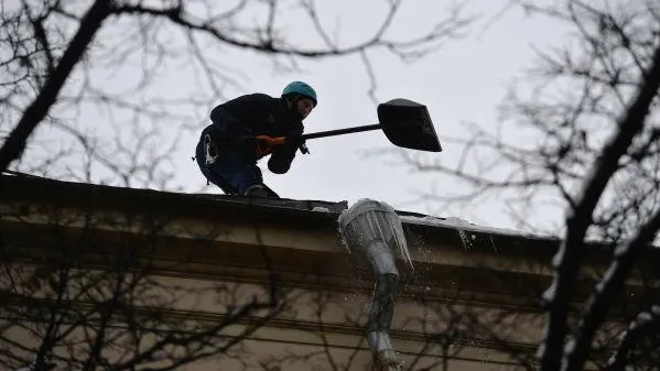 Ледяная глыба рухнула на женщину с ребенком в Домодедове 8 марта