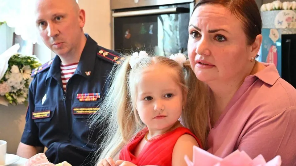 Руководитель Ассоциации ветеранов СВО Александр Манаенко и  семья Вячеслава Гвозденко. Фото: администрация г.о. Реутов