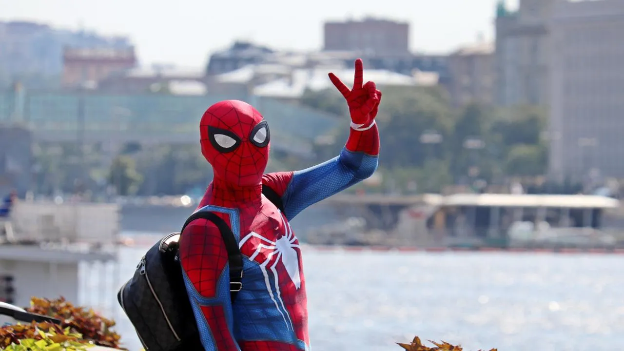 «Лариса Долина — одна из нас!»: судебная сага певицы обрела безумного «героя» в костюме